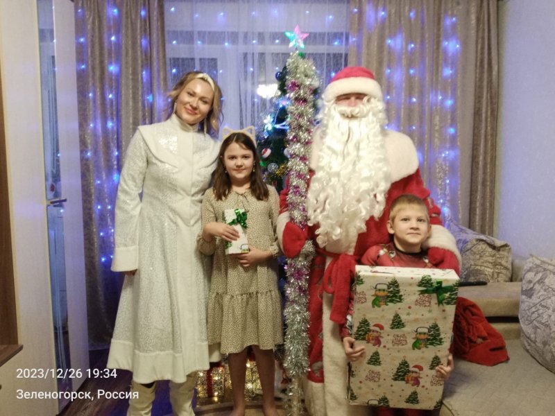 Полицейский Дед Мороз побывал в гостях у зеленогорских детей