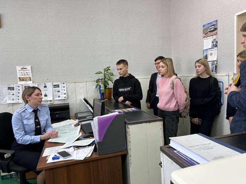 В Зеленогорске полицейские и общественники организовали экскурсию в Госавтоинспекцию для школьников
