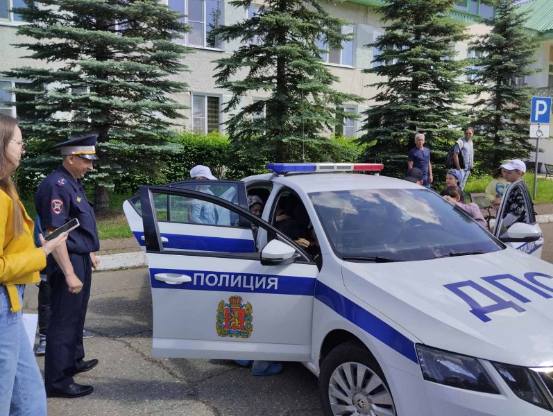 В Зеленогорске полицейские и общественники провели увлекательное мероприятие для детей в загородном лагере