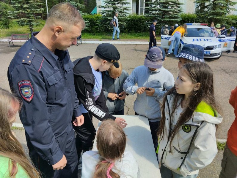 В Зеленогорске полицейские и общественники провели увлекательное мероприятие для детей в загородном лагере