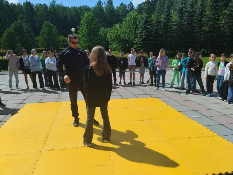 В Зеленогорске полицейские и общественники провели увлекательное мероприятие для детей в загородном лагере