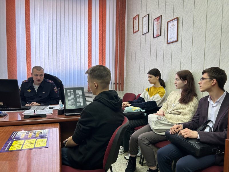 В Зеленогорске полицейские и общественники организовали экскурсию в Госавтоинспекцию для школьников